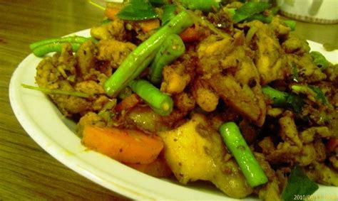 Sedikit tips aja, jangan terlalu banyak menggunakan kunyitnya, agar nantinya nasi tidak terasa kunyit, karena fungsi kunyit disini hanya sebagai bahan pewarna untuk nasinya saja. Its easy to cook: Nasi Putih Ayam Kunyit Recipe