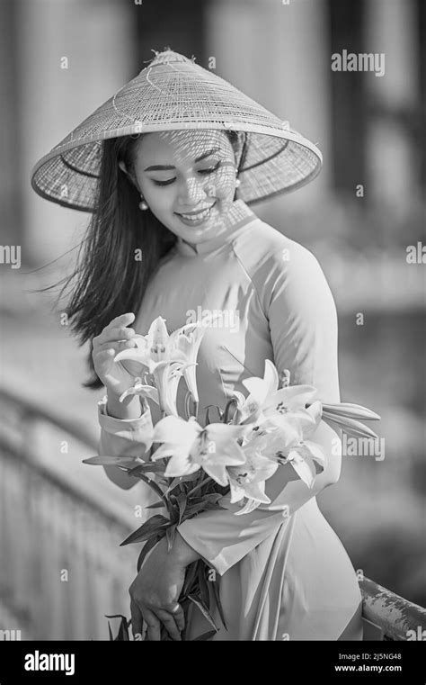 Trajes Tradicionales Vietnamitas Imágenes De Stock En Blanco Y Negro