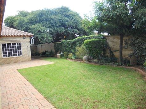 • beautiful landscaped garden • single row • 3 beds + maids • laundry room + storage • closed kitchen • landing area on the first floor • available end of july • contact agent on 05698 11679. Beautiful 3 bedroom townhouse for rent in Flamwood ...