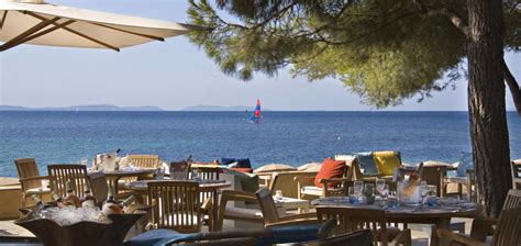 Un écrin de tranquillité, les pieds dans l'eau. La Pinède Plage, Ramatuelle (St Tropez), France. Expert ...