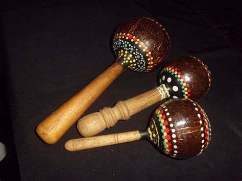 Alat musik ritmis tradisional ini sangat berbeda dalam segala hal kecuali fungsinya dengan kungo. Jual Alat musik ritmes MARAKAS batok tempurung kelapa ...