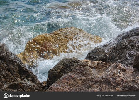 Waves Crashing Rocks — Stock Photo © Kirvasanatol 309466800