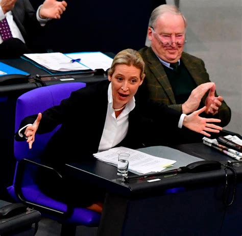 Die polizei hat nun bekanntgegeben, dass es sich beim täter von #stuttgart um einen vorbestraften #syrer handelt. Angela Merkel: „Nationalstaaten sollten heute bereit sein ...