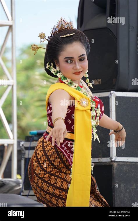 Javanese Is Performing Indonesian Traditional Dance Stock Photo Alamy