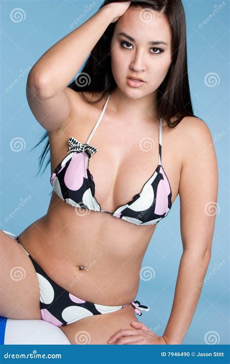 Het Sexy Aziatische Meisje Van De Bikini Stock Foto Afbeelding Bestaande Uit Zwem Vrouw