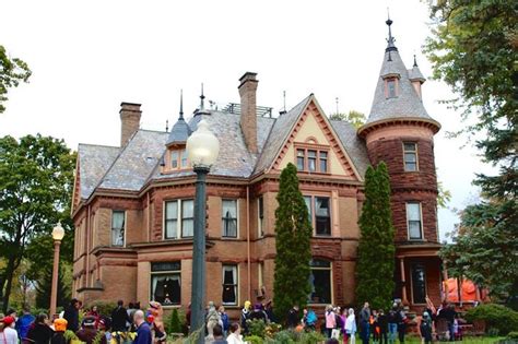 Henderson Castle In Michigan Offers Haunted History Dinner And Tour