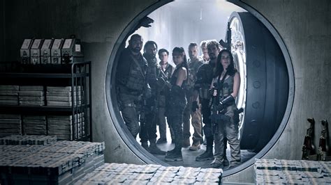Following a zombie outbreak in las vegas, a group of mercenaries take the ultimate gamble, venturing into the zombie,heist,casino,grindhouse film,tiger. Army of the Dead (2021)