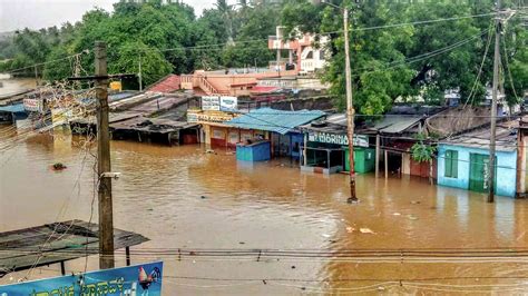 flood photos situation worsens in karnataka and maharashtra 2 5 lakh people evacuated