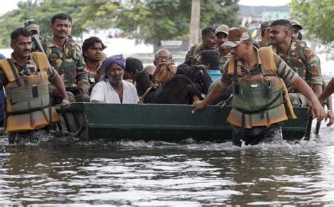 12 Pictures Of Indian Army Soldiers In Chennai Flood Rescue Will Make