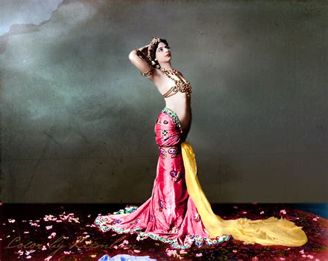 Mata hari was a professional dancer and mistress who became a spy for france during world war i. Femmes Fatales: Mata Hari - Vileine.com
