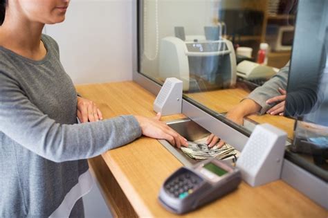 Der wechselkurs ist oft schlecht und die gebühren meist hoch. Einfach Geld wechseln & Geld umtauschen für den Urlaub