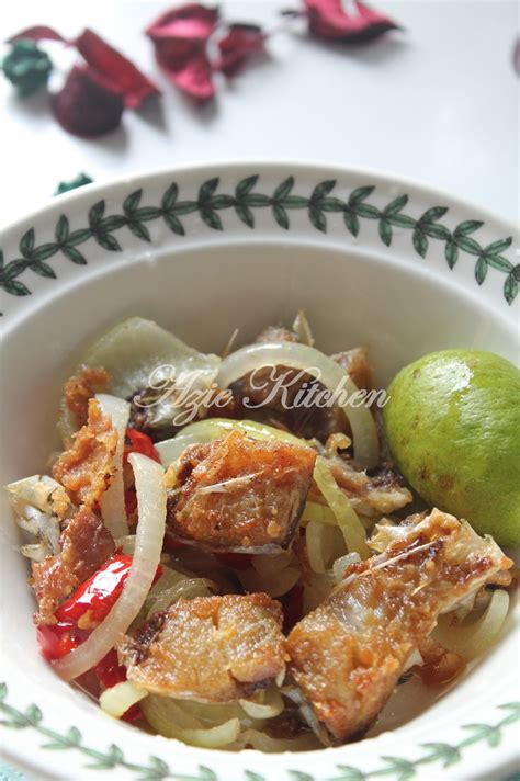 Basuh sedikit ikan terubuk masin dan goreng. Ikan Terubuk Masin Sarawak Pembangkit Selera - Azie Kitchen