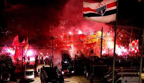 Camisa jogo do são paulo usada pelo jogador denys no jogo contra o colo colo, válida pela copa libertadores da américa, dia 19 de junho de sao paulo 5 vs universidad catolica 1 final ida copa libertadores 1993 futbol retro. São Paulo esgota ingressos para jogo com o Atlético-MG na ...