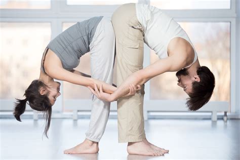 Yoga Em Dupla Aprenda As Poses Dessa Pr Tica