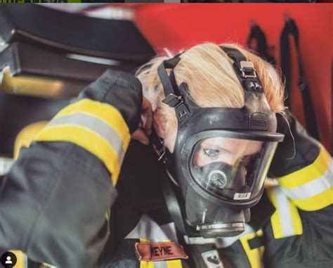 Pin Von Gasmask Caps Auf Female Fire Fighter In 2021 Gasmaske