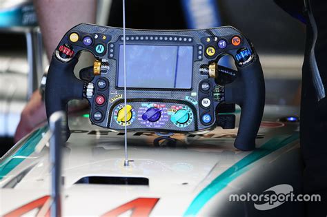 Grund genug, uns die zahlreichen knöpfe, schalter und. Formel-1-Technik: Die Geheimnisse des Mercedes-Lenkrads ...