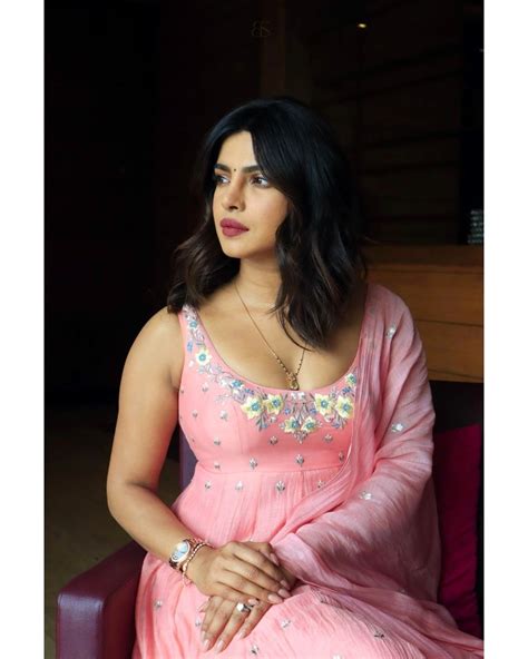Priyanka Chopra Looks So Sexy In Traditional Outfit Rpriyankachopra