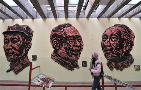 Des Portraits G Ants De Mao Zedong R Alis S Avec Badges Chine