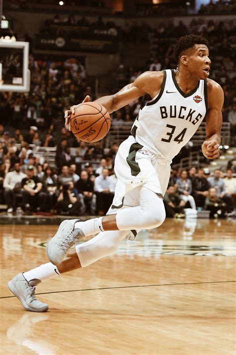 Giannis Dunking Wallpaper ~ Giannis Jams His Way To Slam Dunk Contest