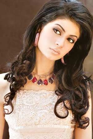 But there's no denying that she is quite short without her pumps. Madiha Iftikhar: Bio, Height, Weight, Measurements ...