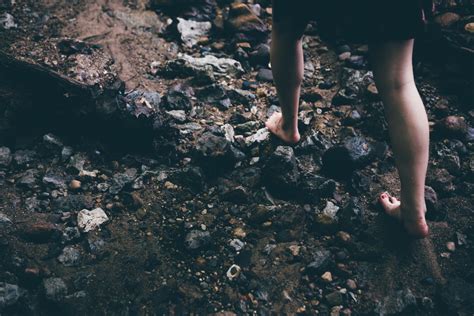 รูปภาพ หิน ที่เดิน สาว การถ่ายภาพ แสงแดด ฟุต ใต้น้ำ เท้าเปล่า