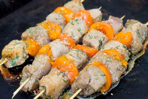 Brochettes de filet mignon de porc marinées aux abricots