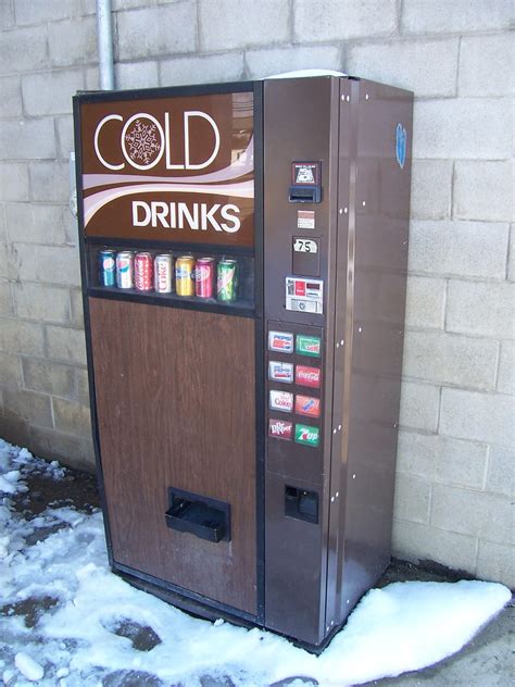 Now that the hot weather is winding down, we might need an excuse to make some ice cold drinks, and i'm sure the chillbots robot ice tray will provide the best one. Cold Drinks Vending Machine | A Cold Drinks vending ...