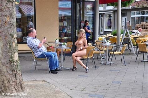 【画像】全裸で街中を歩いてる ”露出狂女子” 、ガチでエロすぎだろ・・・ ポッカキット