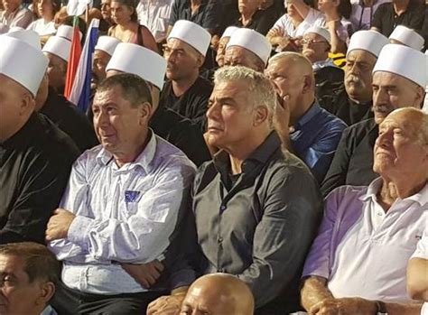 בתום ההצבעה, קרעו חברי הכנסת מהרשימה המשותפת את הצעת החוק לגזרים תוך שהם צועקים אפרטהייד, חכים מהקואליציה מחאו כפיים. עשרות אלפים הגיעו הערב למחאה על חוק הלאום בתל-אביב - גלובס