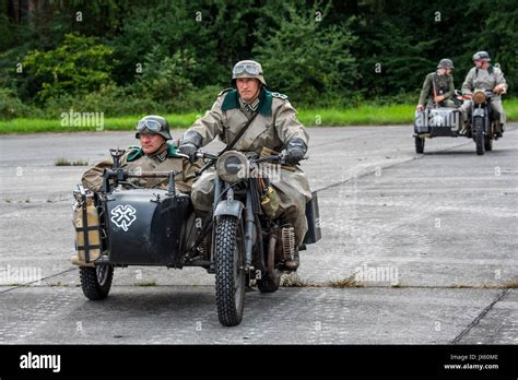 Deutsche Ww Soldaten Reiten Auf Zwei Bmw Milit R Motorr Der Mit Seitenwagen W Hrend Des Zweiten