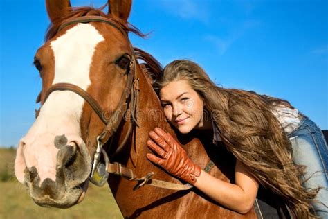 Mädchen Das Ein Pferd Reitet Stockfoto Bild Von Würdevoll Mitfahrer