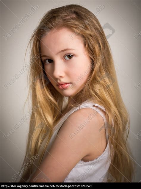 Schöne Junge Schüchterne Blonde Mädchen Lizenzfreies Foto 13289520