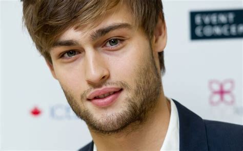 Great Expectations Star Douglas Booth Talks About His Sex Scenes With Hailee Steinfeld Aged 15