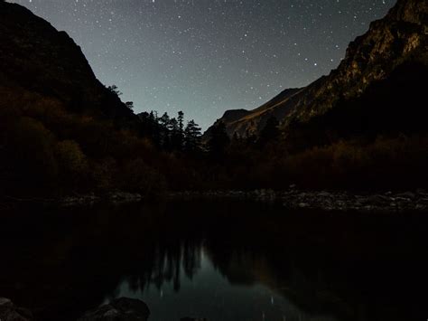 Download Wallpaper 1280x960 Lake Mountains Night Starry Sky Dark