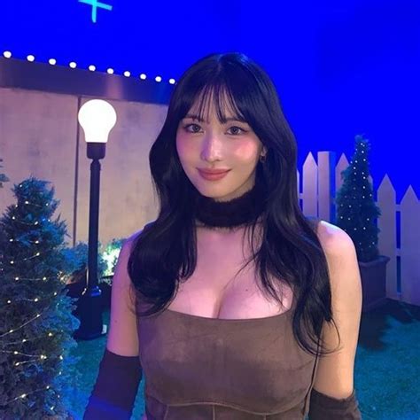 Momo Has Such A Great Figure — Korean Netizens Swoon Over Twice Momo Kpopping