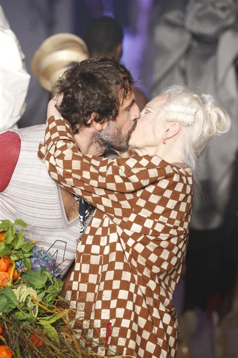 Seit anfang der neunziger ist sie mit dem österreicher andreas kronthaler verheiratet, den sie während ihrer leitung der modeklasse an der wiener hochschule für. ANDREAS KRONTHALER FOR VIVIENNE WESTWOOD SPRING SUMMER ...
