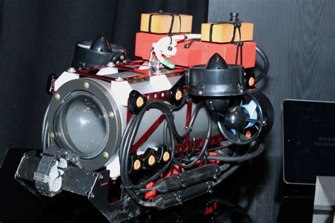 Every aspect of this model, including coloring and design, has been selected and refined in close cooperation of tokyo university of marine science and technology, which used the rov to conduct actual surveys on antarctic lakes and wetlands. G-Shock GWF-D1000ARR x Antarctic research ROV Collaboration