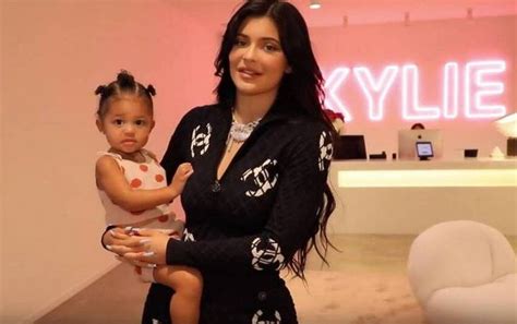 Video Kylie Jenner Wakes Stormi Up From Her Nap While Giving A Tour Of