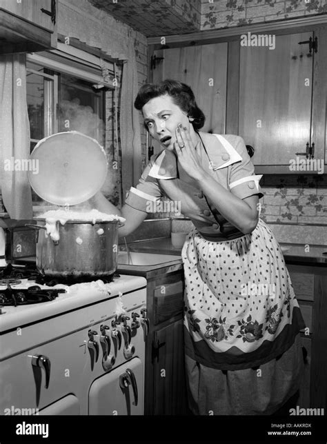 1950er Jahren Entsetzt Frau Hausfrau Nehmen Deckel Kochtopf Über Kochendem Stockfotografie Alamy