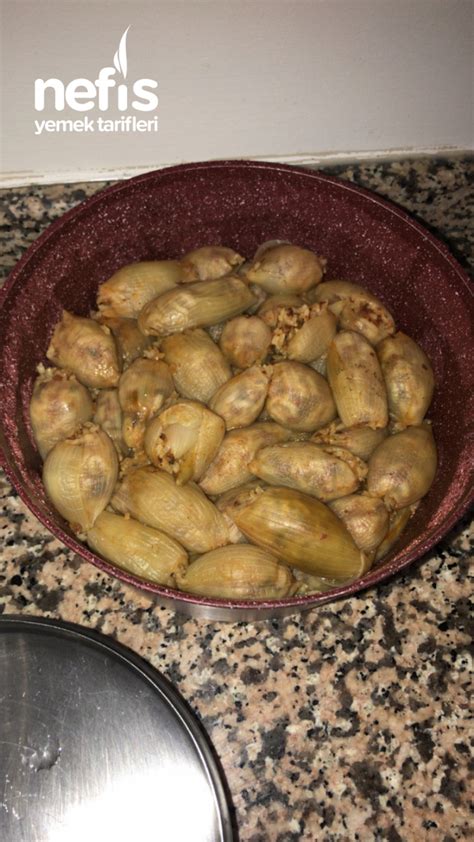 Et, maydanoz, sarımsak ve 3 su bardağı kadar su ekleyin, tuz serpiştirin ve ağzı kapalı olarak pişirin. Soğan Dolması - Nefis Yemek Tarifleri - #6415865
