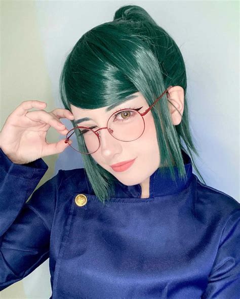 Maki Zenin arrives to command respect in this Jujutsu Kaisen cosplay