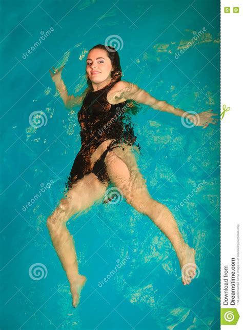 Vrouw Het Drijven Het Ontspannen In Zwembadwater Stock Afbeelding Image Of Actief Zwevend