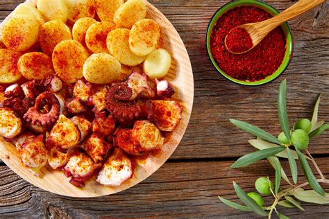 En la cabeza del pulpo se encuentran sus ojos y lo que vendrían siendo una corona de apéndices y el sifón, haciendo que el pie del animal evolucione a un conjunto. Food Time: Spanish Cuisine | SailingEurope Blog