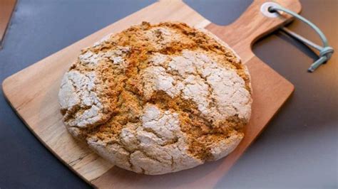 Ecco con la farina di mais si possono fare, oltre alla polenta, le tortillas, le il risultato è meno grossolano e più vellutato, cosa che la rende adatta ad essere usata come accompagnamento o contorno. Pin su Pane con farina di mais