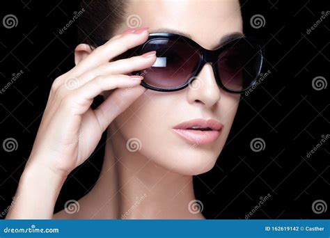 Fashion Model Girl With Nude Makeup And Big Sunglasses Close Up Beauty