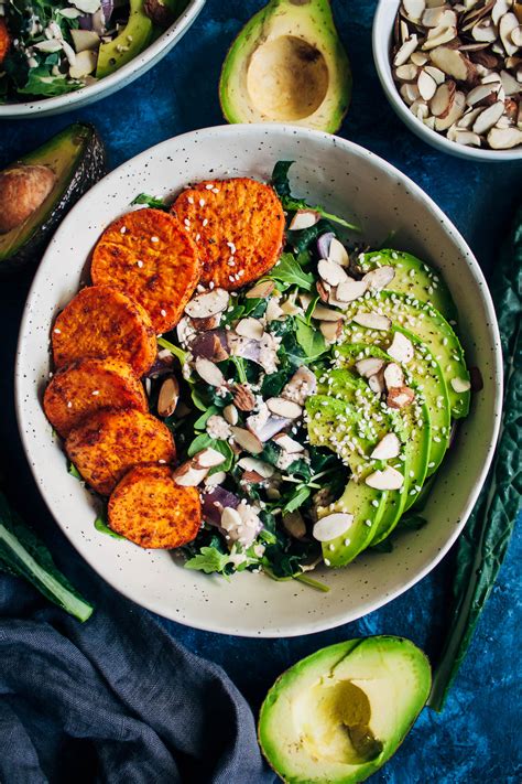 Get ahead for the week with this healthy chicken and sweet potato recipe that works so well for lunchtime meal prep. Chipotle Sweet Potato Bowl | Well and Full