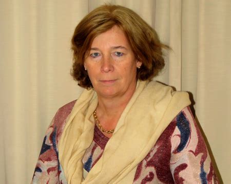 Petra de sutter ist damit gleichzeitig auch die erste ministerin in europa, die offen transgender ist. Petra de Sutter: boeddhist, gynaecoloog, hoogleraar en ...