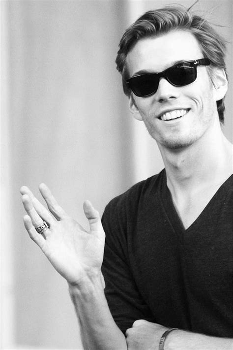 He S So Cute I Can T Even Handle It That Smile And Those Dimps Jake Abel Actors Good