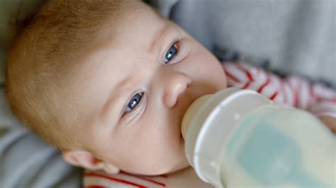 Ab wann darf ein baby also in den buggy umgesiedelt werden? Ab wann dürfen Babys Wasser trinken? Ärzte warnen vor ...