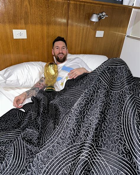 Leo Messi Subió Una Foto Con La Copa Antes De Llegar A Ezeiza Caras